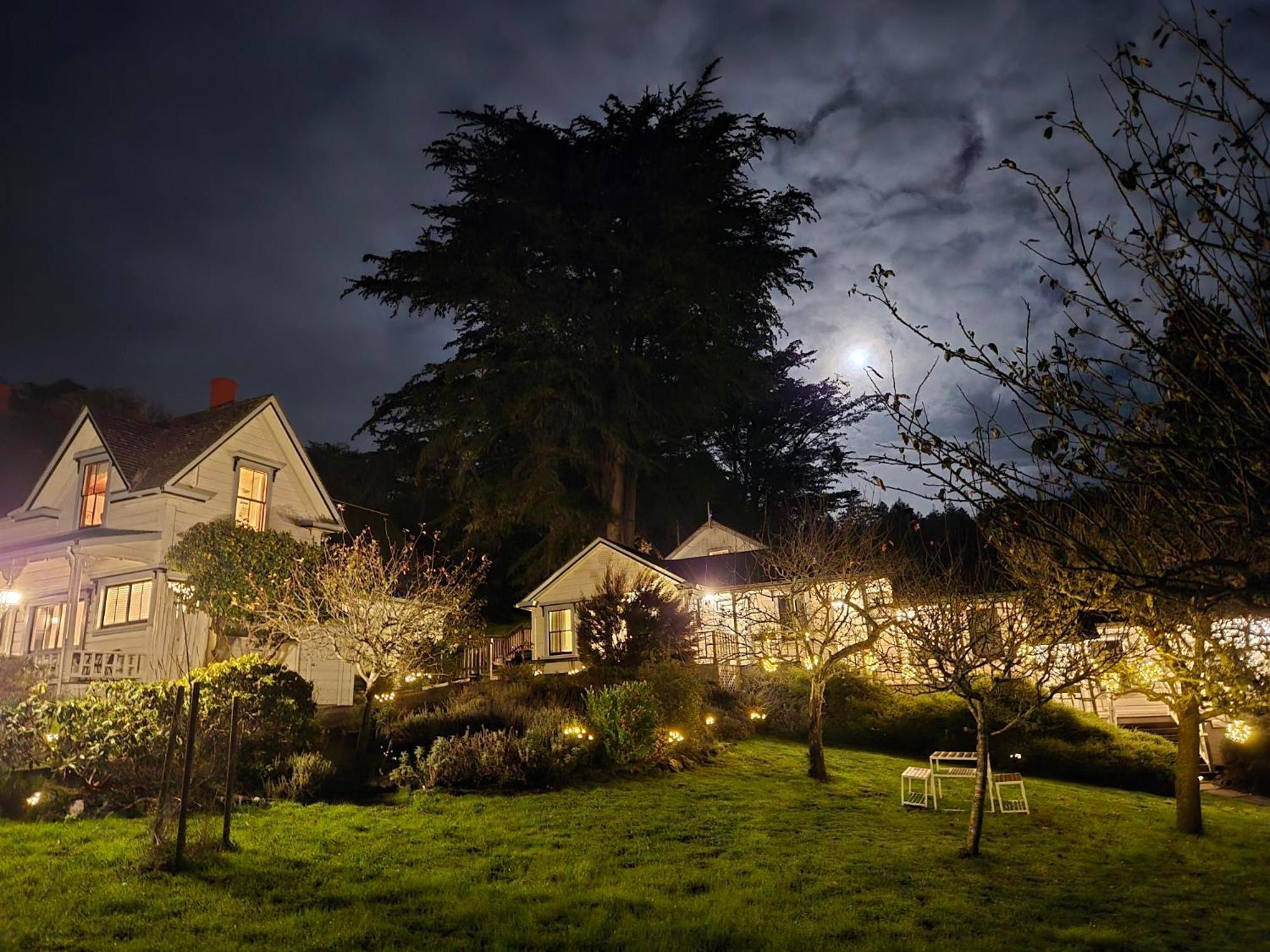 Dennen'S Victorian Farmhouse Little River Exterior photo